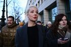Julija Navalná, manželka zesnulého opozičníka Alexeje Navalného, dorazila v poslední den voleb odvolit na ruskou ambasádu v Berlíně.