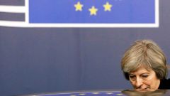 Britská premiérka Theresa Mayová odchází v prosinci 2016 ze summitu EU.