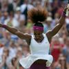 Americká tenistka Serena Williamsová se raduje z vítězství v semifinále Wimbledonu 2012 nad Běloruskou Viktorií Azarenkovou.