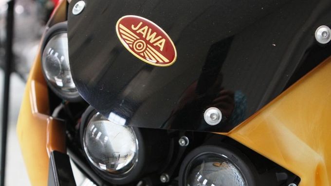 Tradiční logo Jawa se opět vrátí na kapotáž.
