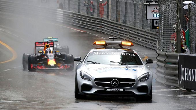 Start GP Monaka za zaváděcím vozidlem.