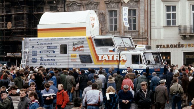 Na jízdu kolem světa vyjel 18.března 1987 z Prahy kamion Tatra 815 GTC. Snímek ze Staroměstského náměstí.