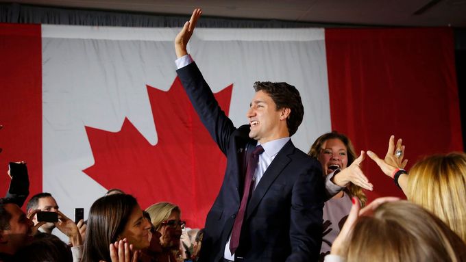 Justin Trudeau, budoucí premiér Kanady, se raduje z volebního vítězství
