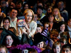 Pětistovka vyvolených se "svou" J.K.Rowlingovou v londýnském muzeu.