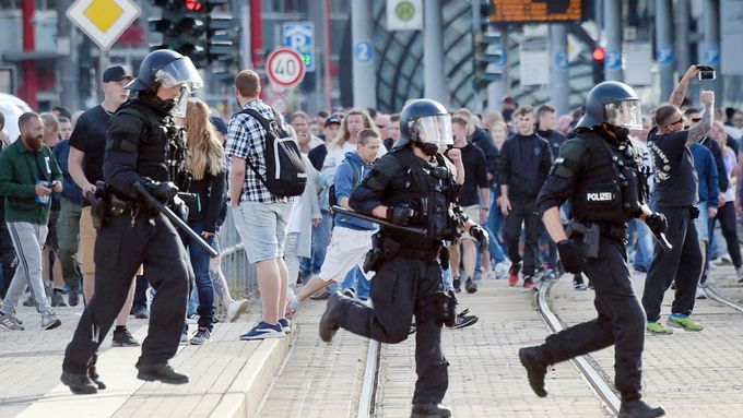 Vražda Němce u českých hranic zažehla nepokoje v Chemnitzu, demonstranti útočí na cizince