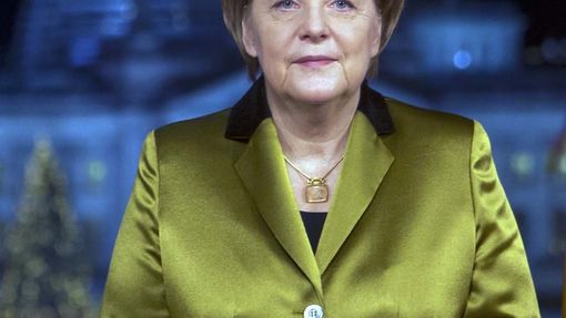 Angela Merkelová pózuje fotografům po natočené svého novoročního projevu v Belríně.