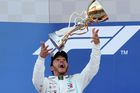 Lewis Hamilton z týmu Mercedesu slaví vítězství ve Velké ceně Ruska formule 1 2019