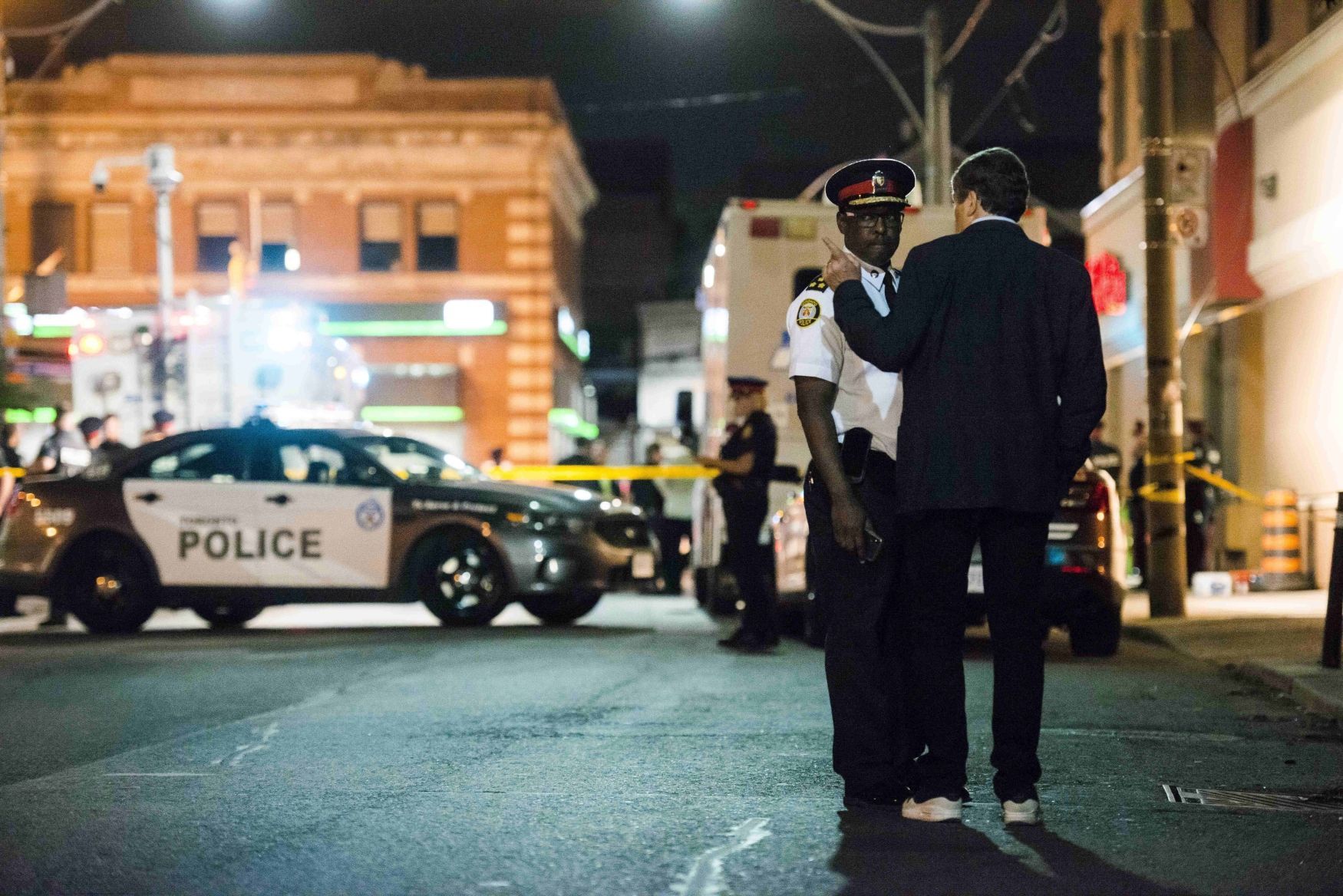 Kanada, Toronto: Střelec zranil 13 lidí před restaurací, jednu ženu zabil