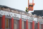 Spadlou střechu haly v České Třebové zvedají jeřábem. Oprava potrvá pět měsíců, místo hlídá policie
