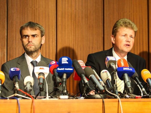 Robert Šlachta a vrchní olomoucký žalobce Ivo Ištvan na tiskové konferenci k zásahu ÚOOZ z června 2013.