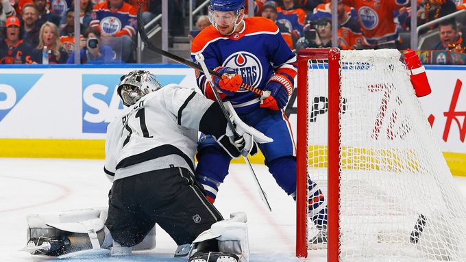 Zákrok českého brankáře Los Angeles Davida Ritticha při pátém utkání série utkání prvního kola play off NHL proti Edmontonu