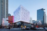 Nejzajímavější obchodní centrum stojí podle poroty v rychle se rozvíjejícím čínském městě Čcheng-tu. Navrhlo ho studio Clou architects a je inspirované Rubikovou kostkou.