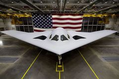 Bílý a neviditelný. Ambasáda USA ukázala zblízka letoun, který má porazit kohokoliv