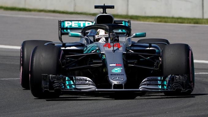 Lewis Hamilton v Mercedesu.