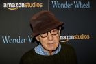 Amazon blokuje uvedení nového filmu Woodyho Allena, režisér firmu žaluje