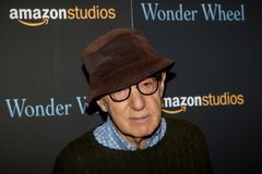 Amazon blokuje uvedení nového filmu Woodyho Allena, režisér firmu žaluje