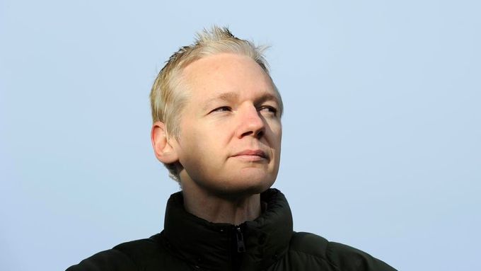 Julian Assange se netají pocitem, že se proti němu spikli mocní.