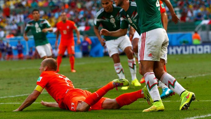 "Penaltový" zákrok Mexičana Margueze na Arjena Robbena.