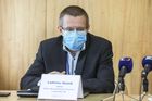 V nejbližších týdnech přesáhnou čísla pět tisíc nakažených denně, varuje Dušek