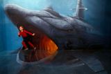 Podaří se dívce uniknout z čelistí žraloka stylizovaného do pancéřové ponorky?