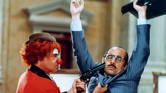 Jean-Paul Belmondo v klaunském převleku jako lupič Grimm a Guy Marchand ve filmu Bezva finta.