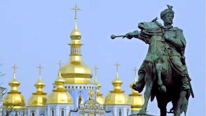 Chrám sv. Michala a pomník kozáckého hejtmana Bohdana Chmelnického (1596-1657) v centru Kyjeva.