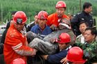 Čína také zažila svůj zázrak: 22 horníků je zachráněno