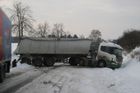 Vysočina: Stovky kamionů uvěznily nesjízdné silnice