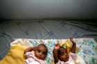 Dvojčata v Libyi se narodila 160 kilometrů od sebe