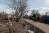 Ukrajinská vesnice Zajceve ležící severně od Doněcku. Kousek za domy je frontová linie války mezi Kyjevem a proruskými separatisty.