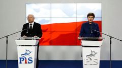Kaczyński, šéf strany Právo a spravedlnost (PiS), a Szydlová, nová polská premiérka.