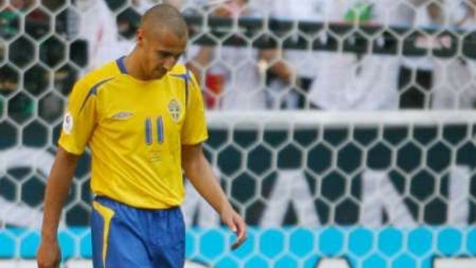 Zklamaný švédský útočník Henrik Larsson poté, co v zápase s Německem nedal penaltu.
