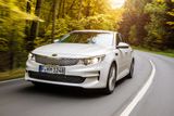 Kia letos představila novou generaci sedanu Optima. Prodává se od 639 980 korun s naftovým motorem 1.7 CRDi. Poprvé v historii modelu je k dispozici i kombík.