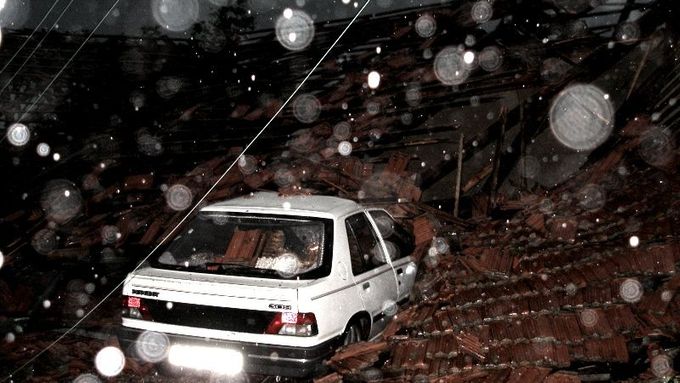 Strom v Domašíně na Rychnovsku spadl na střechu stodoly - a ta následně na osobní vozidlo.