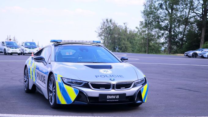 Policejní i8 měří nepřiměřenou rychlost a kontroluje dopravu nejen v Plzeňském kraji, hlídkuje také v Německu.