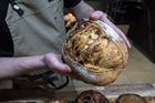 Při pečení chleba Arnorsson zásadně používá mouku mletou na kamenných mlýnech. "Chleba má díky ní až o 80 procent vyšší nutriční hodnoty, než kdybychom do těsta přidávali běžně dostupnou průmyslovou mouku. Těsto navíc necháváme zrát v průměru šestnáct až osmnáct hodin, díky čemuž má nižší podíl lepku a chleba se pak lidem lépe tráví," vysvětluje.