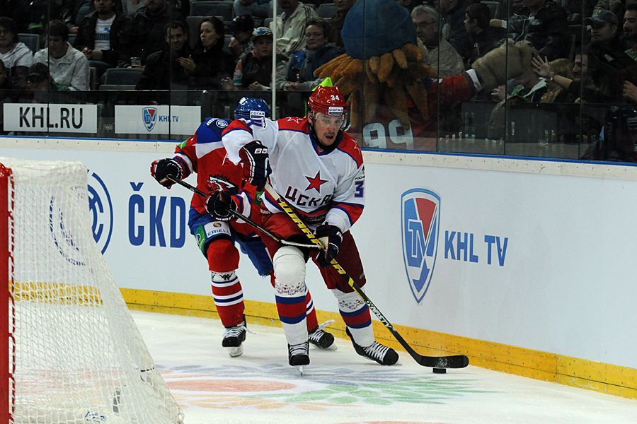 Hokejista CSKA Moskva Igor Grigorenko v utkání KHL proti Lvu Praha.