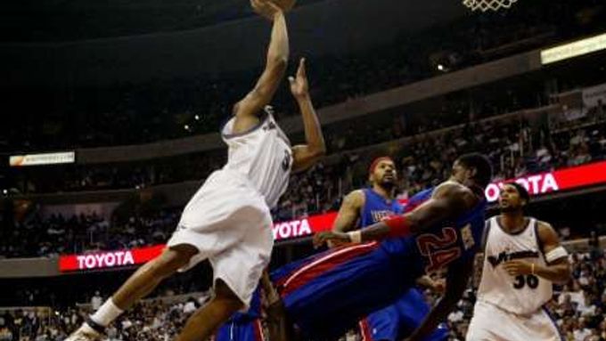Boj pod košem při utkání basketbalové NBA mezi Washingtonem a Detroitem.