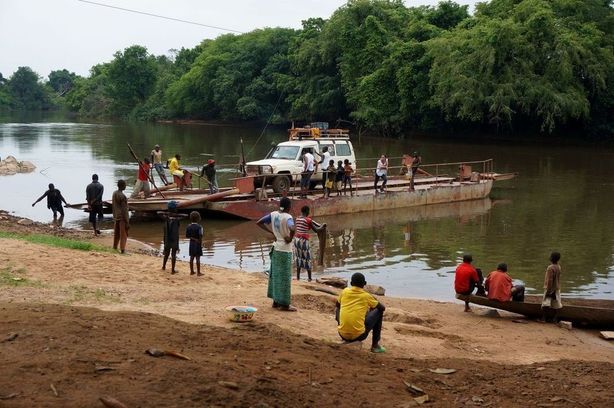 Auto Lékařů bez hranic na přívozu ve Středoafrické republice