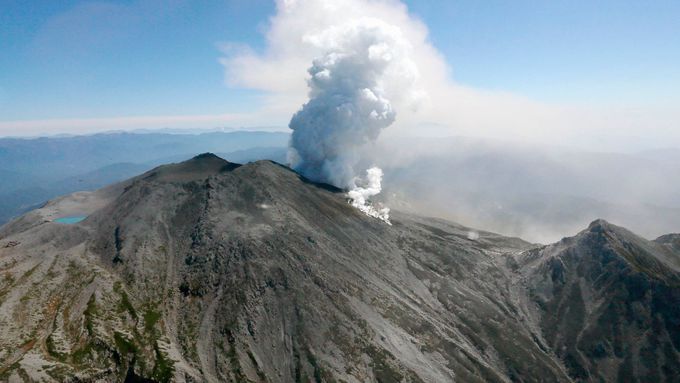 Z Ontake stále stoupá vulkanický dým.