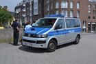 V Německu se srazil autobus plný dětí se sanitkou, zranilo se 46 lidí