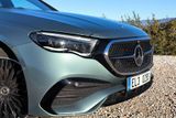 Šestá generace Mercedesu E je plná třícípých hvězd. Složena je z nich nejen maska chladiče, ale jejich reliéf najdeme i na plastech ve spodní části nárazníků. Digitální světlomety s projekcí symbolů na silnici jsou v ceně.