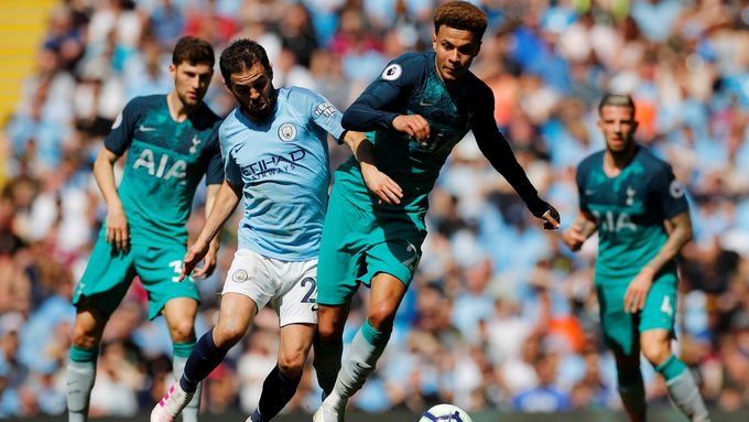 Hvězda Tottenhamu Dele Alli s míčem u kopačky už zase ve šlágru anglické fotbalové ligy vymýšlí kulišárny na hráče Manchesteru City