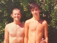 McCarrick (vlevo) na archivní fotografii s chlapcem, který ho později obvinil ze sexuálního zneužívání.  