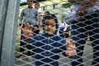 Amnesty International kritizuje Česko kvůli přístupu k Romům a uprchlíkům. Všímá si i Zemana