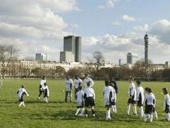 Část fotbalových hřišť na Hackney padne za oběť olympijským hrám v roce 2012.