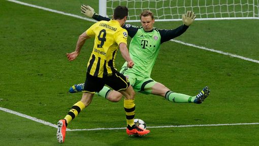Fotbal, Liga mistrů, Bayern - Dortmund: Manuel Neuer - Robert Lewandowski (vpředu)