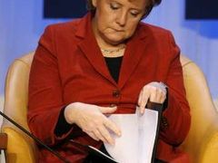 Angela Merkelová se chystá na svůj projev v Davosu na Světovém ekonomickém fóru.