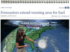 Moderátorka předpovědi počasí ukazuje na obrazovce blížící se hurikán