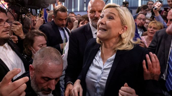 Lídryně krajní pravice Marine Le Penová na předvolebním mítinku ve městě Arras.